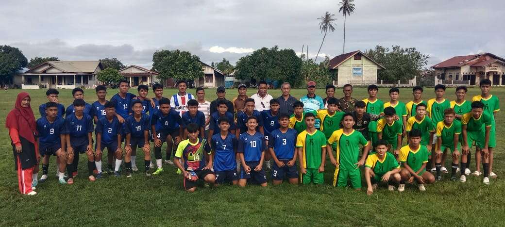 Tim SMA Negeri 1 Pulau Banyak Barat dan SMA Negeri 1 Pulau Banyak